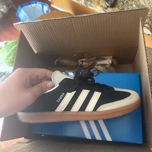 Adidas mens Samba Black White Sneakers